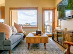 Scandinavian Condo w  Mountain Views & Free Parking