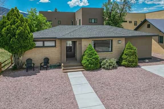 4BR Downtown Basecamp - Walk to Everything - Image 1