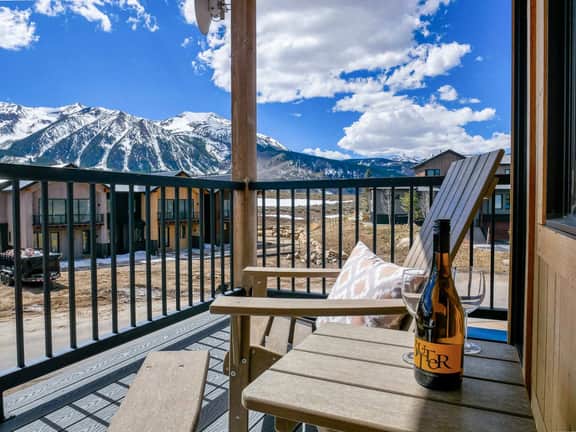 Scandinavian Condo w  Mountain Views & Free Parking