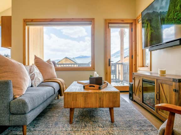 Scandinavian Condo w  Mountain Views & Free Parking