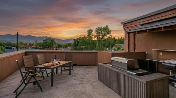 5 Star Listing!  1 Min Walk to Arkansas River