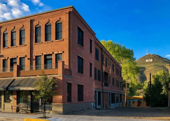 5 Star Listing!  1 Min Walk to Arkansas River