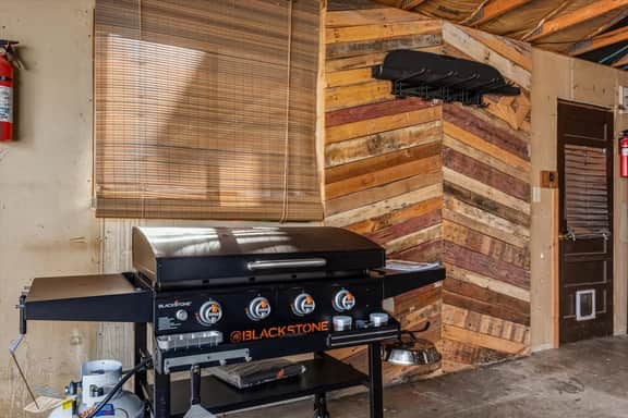 Scenic Mtn Retreat w Hot Tub & Mountain Views