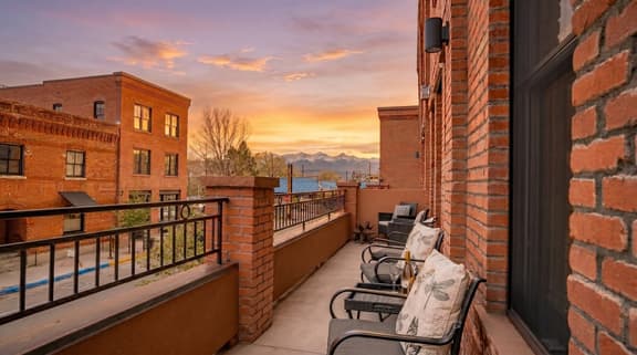 5 Star Listing!  1 Min Walk to Arkansas River