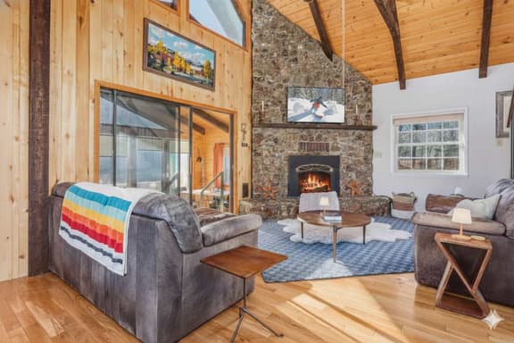 Scenic Mtn Retreat w Hot Tub & Mountain Views