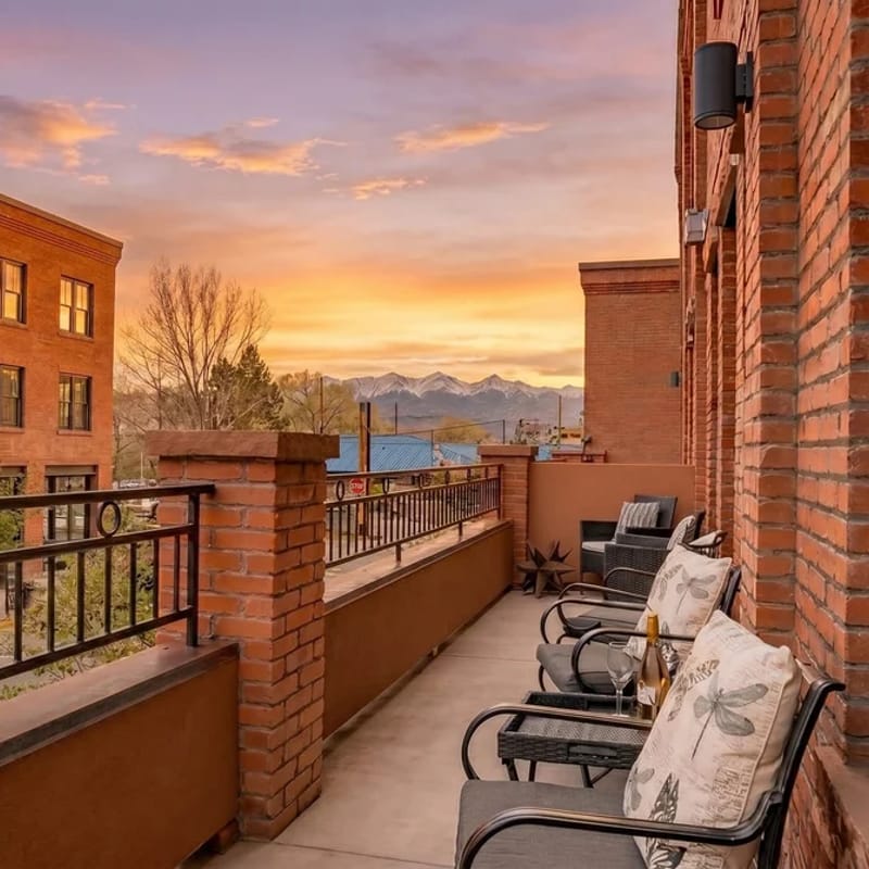 5 Star Listing!  1 Min Walk to Arkansas River